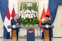 El secretario general del Partido Comunista de Vietnam, To Lam, y el presidente de Indonesia, Prabowo Subianto, hablan con la prensa. (Fuente: VNA)