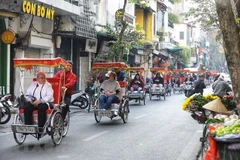 Grupo de turistas internacionales visita el casco antiguo de Hanoi. (Foto: VNA)