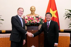 Nguyen Minh Vu, viceministro permanente de Relaciones Exteriores de Vietnam, recibe a Wouter Van Wersch, vicepresidente ejecutivo de Airbus, grupo líder mundial en fabricación de aeronaves. (Fuente: VNA)