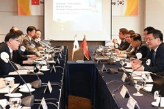 Nguyen Hong Dien, ministro de Industria y Comercio de Vietnam, en la reunión con representantes de grandes grupos de energía sudcoreanos como KEPCO, Doosan Energy, POSCO E&C y LS Eco Energy. (Fuente: https://nangluongvietnam.vn/)