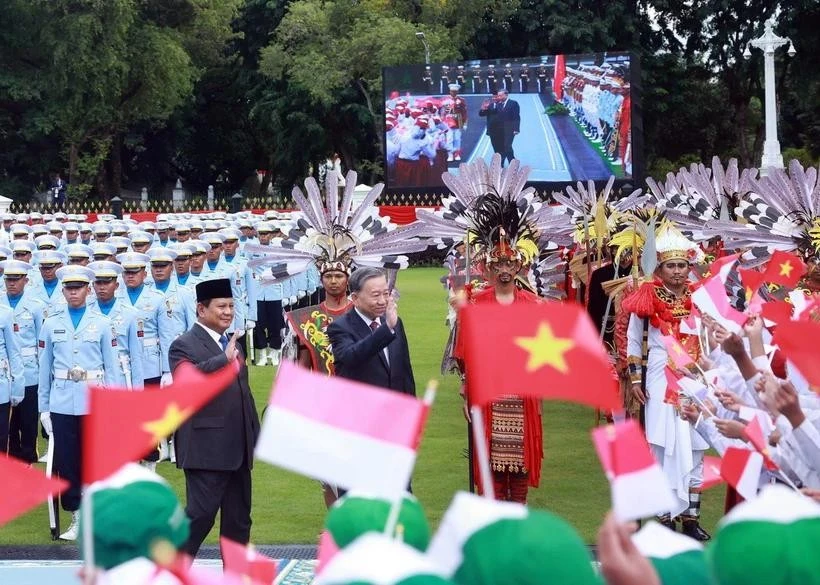 El presidente de Indonesia, Prabowo Subianto, preside la ceremonia de bienvenida al secretario general del Partido Comunista de Vietnam, To Lam. (Foto: VNA)