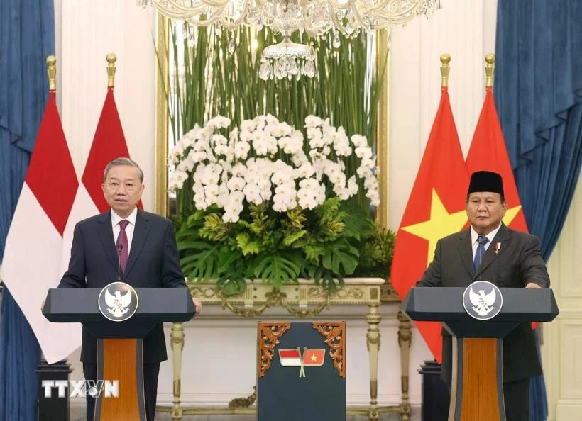 El secretario general del Partido Comunista de Vietnam, To Lam (izquierda), y el presidente indonesio y titular del Partido Movimiento Gran Indonesia (Gerindra), Prabowo Subianto, se reúnen con la prensa (Foto: VNA)