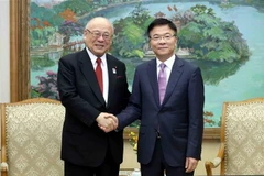 El viceprimer ministro vietnamita Le Thanh Long y Takebe Tsutomu, asesor especial de la Alianza de Amistad Parlamentaria Japón-Vietnam. (Fuente: VNA)