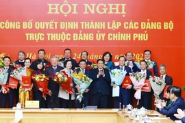 El primer ministro Pham Minh Chinh entrega decisiones a los Comités del Partido dependientes a la instancia partidista del Gobierno. (Fuente: VNA)