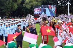 El presidente de Indonesia, Prabowo Subianto, preside la ceremonia de bienvenida al secretario general del Partido Comunista de Vietnam, To Lam. (Foto: VNA)