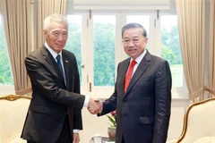 El secretario general del Partido Comunista de Vietnam, To Lam (derecha), se reúne con el exprimer ministro Lee Hsien Loong, quien actualmente se desempeña como ministro principal y asesor principal del PAP de Singapur (Foto: VNA)