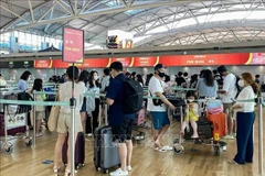 Los turistas hacen cola para facturar vuelos a la isla de Phu Quoc (Vietnam) en el Aeropuerto Internacional de Incheon, Corea del Sur. (Foto: VNA)