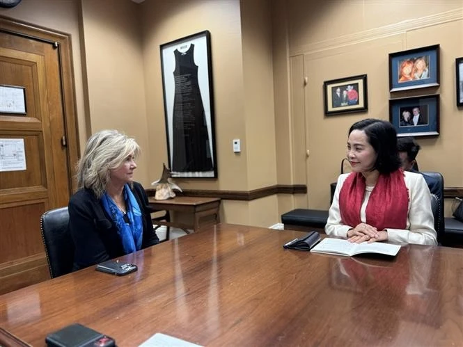 La vicepresidenta de la Asamblea Nacional de Vietnam, Nguyen Thi Thanh, y la senadora Marsha Blackburn. (Fuente: VNA)