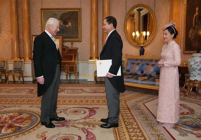 El embajador de Vietnam en el Reino Unido, Do Minh Hung, presenta sus cartas credenciales al rey Carlos III. (Foto: Casa Real del Reino Unido)