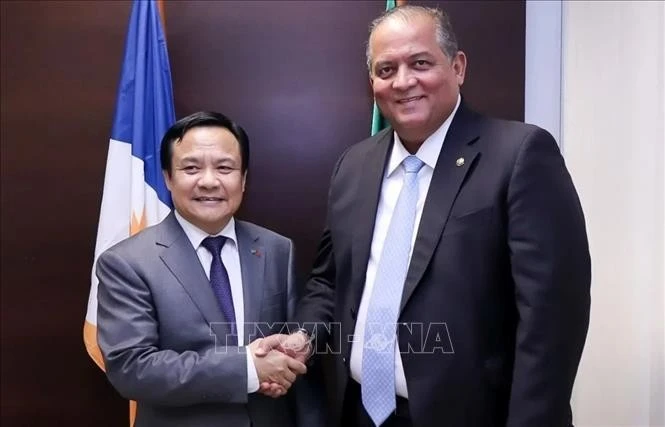 El vicepresidente del Senado de Brasil, Eduardo Gomes, y el embajador de Hanoi en Brasil, Bui Van Nghi. (Fuente: VNA)