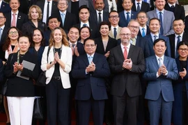 El primer ministro vietnamita, Pham Minh Chinh, con representantes de empresas estadounidenses en la cita (Foto: VNA)