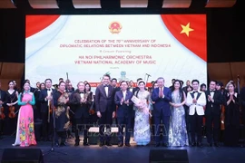 El secretario general del Partido Comunista de Vietnam, To Lam, y el presidente del Senado de Indonesia, Sultan Bachtiar Najamudin, entregaron flores a los artistas. (Foto: VNA)