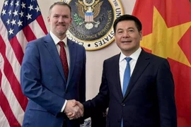 El ministro de Industria y Comercio de Vietnam, Nguyen Hong Dien, y el representante comercial de Estados Unidos, Jamieson L. Greer (Fuente: Ministerio de Industria y Comercio)