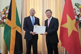 El embajador de Vietnam en Cuba, concurrente en Kingston, Le Quang Long, presentó sus cartas credenciales al Gobernador General de Jamaica, Patrick Allen. (Foto: VNA)