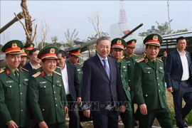 El secretario general del Partido Comunista de Vietnam, To Lam, visita el Museo de Historia Militar. (Foto: VNA)