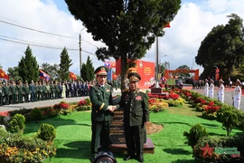 El general Phan Van Giang, ministro de Defensa de Vietnam y el vicepremier y titular de Defensa de Laos, general Chansamone Chanyalath, plantaron un árbol de amistad en la puerta fronteriza de Long Sap. (Foto: qdnd.vn)