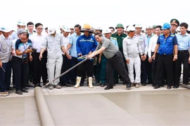 El primer minsitro Pham Minh Chinh reúne esfuerzos con los trabajadores del proyecto del Aeropuerto Internacional de Long Thanh (Fuente: VNA) 