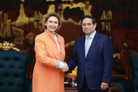 El primer ministro de Vietnam, Pham Minh Chinh, recibe a Nicola Beer, vicepresidenta del BEI. (Foto: VNA)