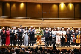 El secretario general del Partido Comunista de Vietnam, To Lam, su esposa y los delegados en la cita (Foto: VNA)