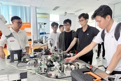 Los estudiantes practican investigaciones en el Centro de Formación del Parque de Alta Tecnología de Ciudad Ho Chi Minh (Fuente: VNA)