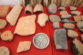 Más de dos mil 300 piezas de moldes de bronce para tambores fueron recolectadas durante una reciente excavación en la antigua ciudadela de Luy Lau, en la provincia norteña vietnamita de Bac Ninh (Fuente: VNA)