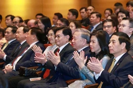 De derecha a izquierda: El secretario general del Partido Comunista de Vietnam, To Lam (tercera), y su esposa, Ngo Phuong Ly (segunda), en un concierto especial en la Sala de Conciertos del Conservatorio de Música Yong Siew Toh. (Foto: VNA)