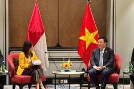 El director de la Academia Nacional de Política Ho Chi Minh y presidente del Consejo Teórico Central de Vietnam, Nguyen Xuan Thang, tiene una sesión de trabajo con Meutya Viada Hafid, vicepresidenta del Partido Golkar y ministra de Comunicaciones y Transformación Digital de Indonesia (Fuente: hcm.vn)