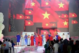 El XI Festival del Ao Dai (traje tradicional vietnamita) de Ciudad Ho Chi Minh se inauguró de manera vibrante en la calle peatonal Nguyen Hue (Fuente: VNA)