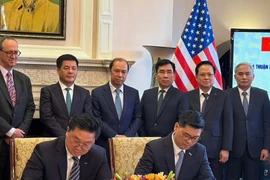 Representantes de PetroVietnam Gas y de los grupos Conoco Phillips y Excelerate Corporations firman MOU csobre la compra y venta de gas natural licuado (Fuente: ministerio de Industria y Comercio)