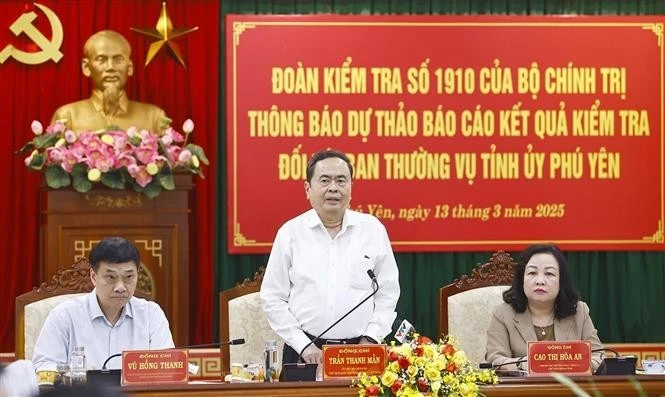 El presidente de la Asamblea Nacional de Vietnam, Tran Thanh Man, preside una sesión de trabajo con el Comité partidista de la provincia central de Phu Yen (Fuente: VNA)