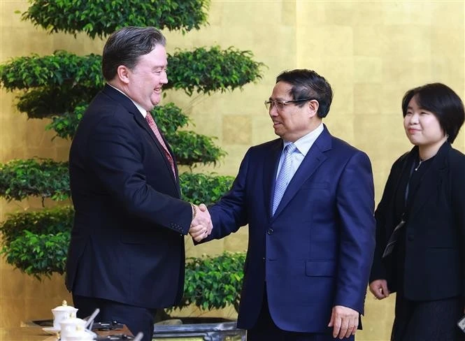 El primer ministro de Vietnam, Pham Minh Chinh (derecha), recibie al embajador estadoundense en Hanoi, Marc Evans Knapper (Fuente: VNA)