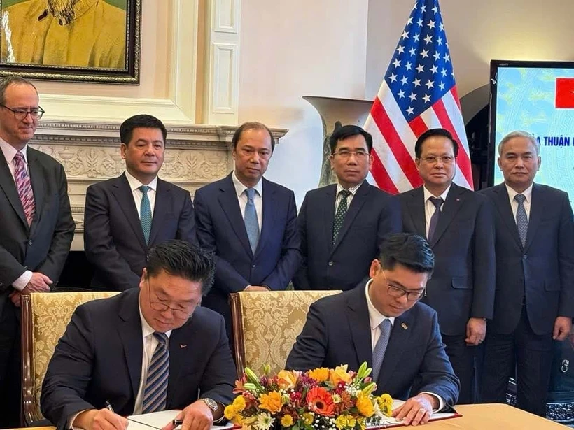 Representantes de PetroVietnam Gas y de los grupos Conoco Phillips y Excelerate Corporations firman MOU csobre la compra y venta de gas natural licuado (Fuente: ministerio de Industria y Comercio)