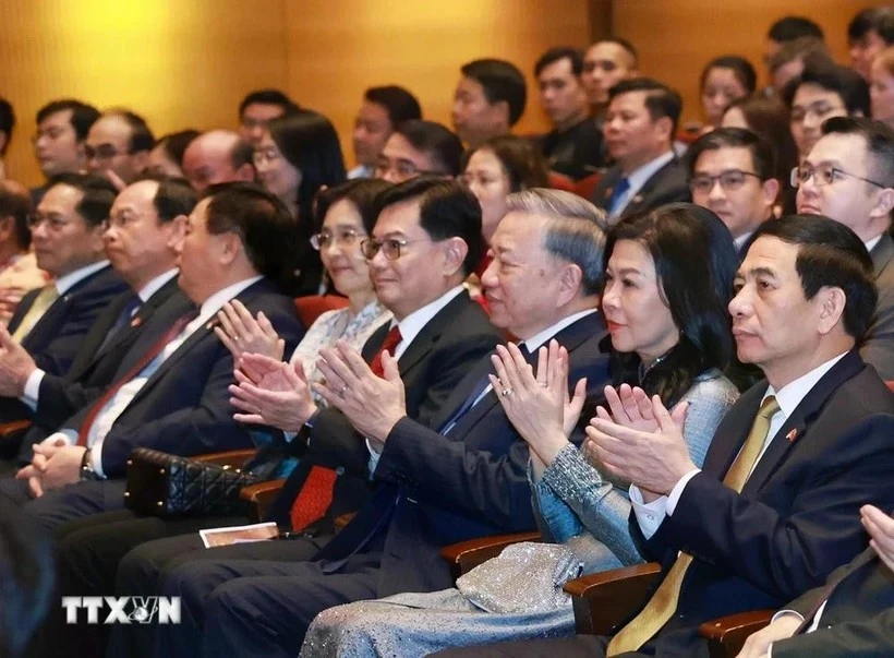 De derecha a izquierda: El secretario general del Partido Comunista de Vietnam, To Lam (tercera), y su esposa, Ngo Phuong Ly (segunda), en un concierto especial en la Sala de Conciertos del Conservatorio de Música Yong Siew Toh. (Foto: VNA)