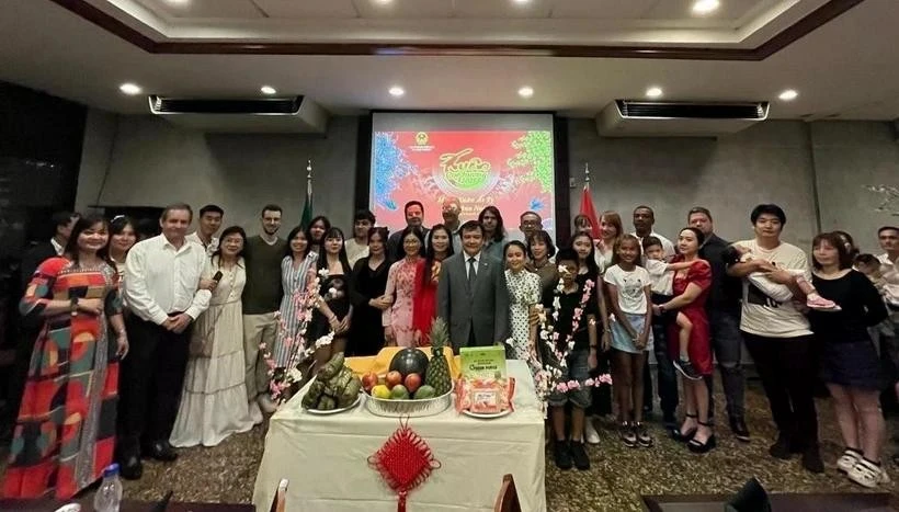 En la fiesta para celebrar el 95º aniversario de la fundación del Partido Comunista de Vietnam (3 de febrero) y el Año Nuevo Lunar. (Fuente: VNA)