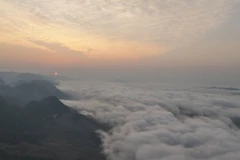 Turistas cazan nubes en la meseta vietnamita de Moc Chau