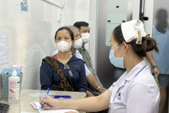 La gente espera a ser examinada para detectar conjuntivitis en el Hospital Oftalmológico de Ciudad Ho Chi Minh. (Foto: VNA)