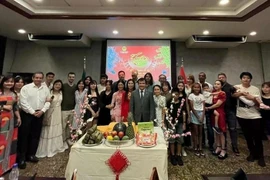 En la fiesta para celebrar el 95º aniversario de la fundación del Partido Comunista de Vietnam (3 de febrero) y el Año Nuevo Lunar. (Fuente: VNA)