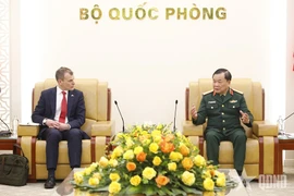 El coronel general Hoang Xuan Chien, viceministro de Defensa de Vietnam, y Simon Ridley, secretario de estado del Ministerio del Interior del Reino Unido. (Fuente: qdnd.vn)