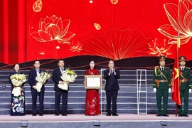 El presidente de la Asamblea Nacional (AN) de Vietnam, Tran Thanh Man, entrega la Orden del Trabajo de primera clase al Comité del Partido Comunista, el gobierno y el pueblo de Quang Ngai. (Fuente: VNA)