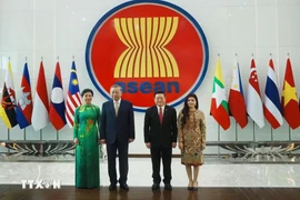 El secretario general del Partido Comunista de Vietnam, To Lam (segundo, a la izquierda) y su esposa, Ngo Phuong Ly (primera, a la izquierda), visitan la Secretaría de la ASEAN el 10 de marzo. (Foto: VNA)