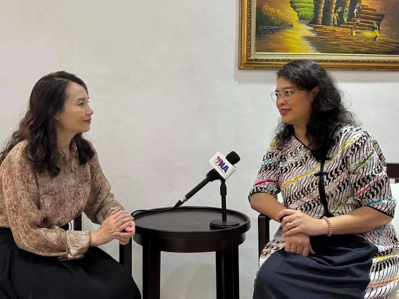 La experta Dinna Prapto Raharja concede entrevista a la Agencia Vietnamita de Noticias en Yakarta (Foto: VNA)