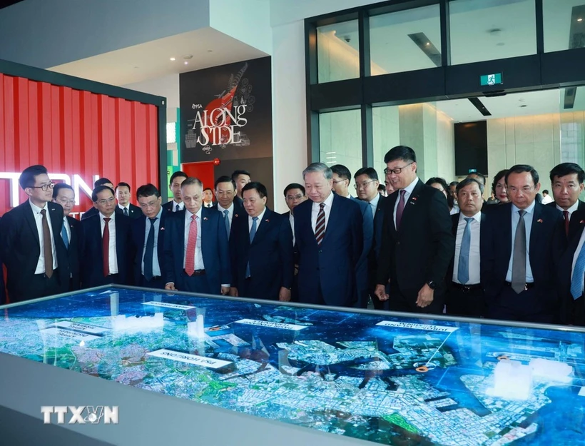 El secretario general del Partido Comunista de Vietnam, To Lam, visita el modelo de puerto Pansir Panjang. (Fuente: VNA)