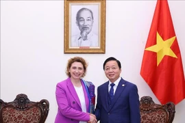 El viceprimer ministro de Vietnam, Tran Hong Ha, (derecha) y Nicola Beer, vicepresidenta del Banco Europeo de Inversiones. (Fuente: VNA)