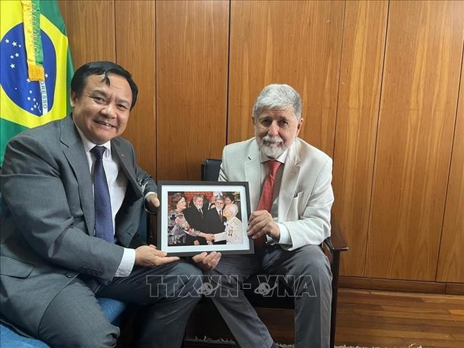 El asesor especial del Presidente de Brasil, Celso Amorim y el embajador de Hanoi en Brasil, Bui Van Nghi. (Fuente: VNA) br.jpg