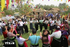 Espectáculo de la danza Xoe en el espacio cultural étnico Thai en el marco del Festival de las Flores Ban 2024. (Foto: VNA)