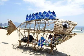 Modelo de pez gobio gigante para recoger residuos plásticos en la playa My Khe (Da Nang). (Fuente: VNA)